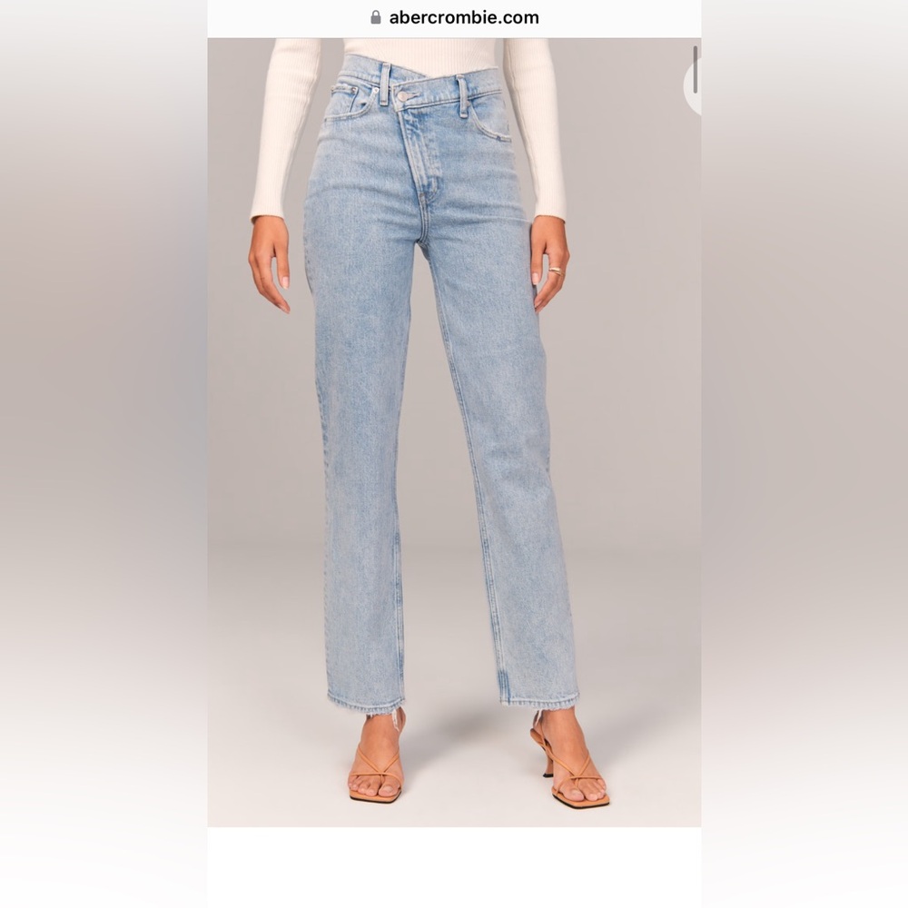 Abercrombie ultra high rise 90’s straight jean with criss cross waistband.